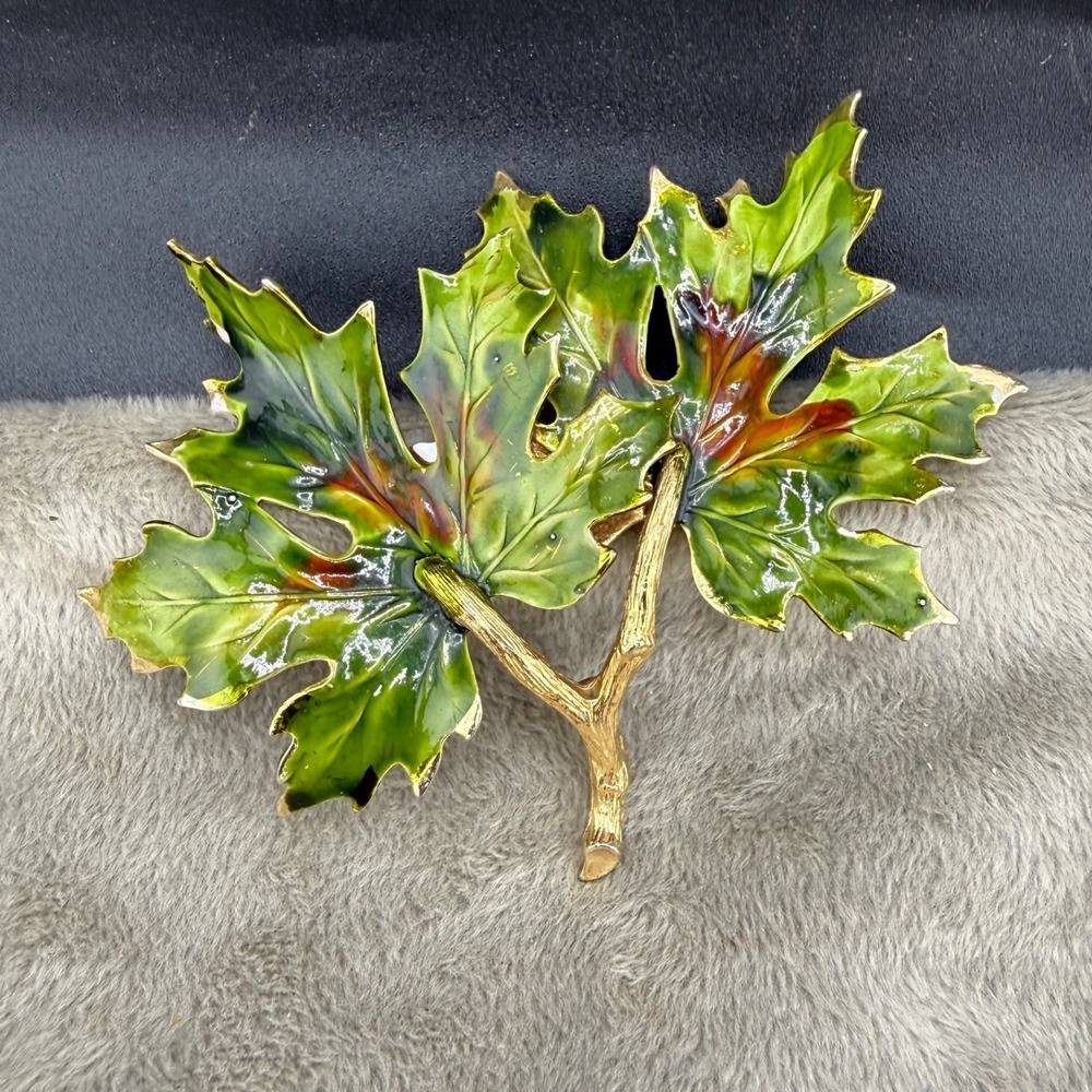 Vintage Weiss Brooch Enamel Leaf Green Signed